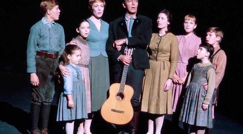  Julie Andrews, Christopher Plummer, Charmian Carr, Angela Cartwright, Duane Chase, Nicholas Hammond, Kym Karath, Heather Menzies-Urich, Debbie Turner | "The Sound of Music" (1965) *